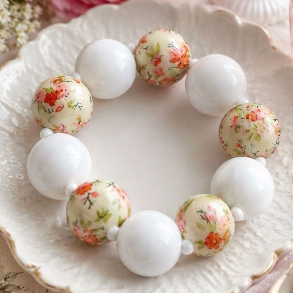 Vintage Floral Lucite Oversized Bead Stretch Bracelet White Acrylic Cottagecore
